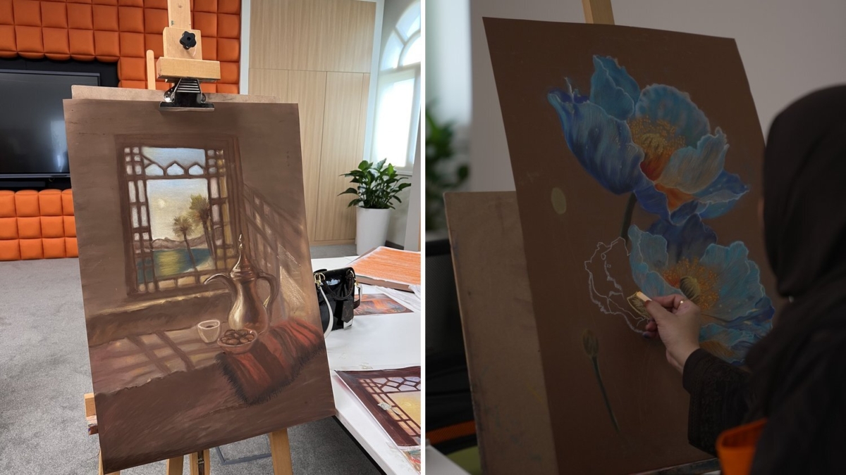 Participants drawing still life in soft pastel at easels – Tashkeel