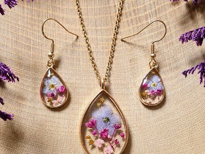 Resin pendant and earrings with pressed flowers – Resin Creations: Jewelry & Keychain