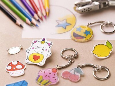 Shrink paper keychains and charms with coloured pencils – Shrink Paper Accessories